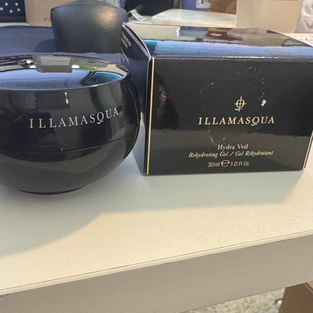 Illamasqua Hydra Veil Rehydrating Gel - Black with Gold Accents